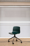 Hay About a Chair AAC14 stoel met zwart onderstel