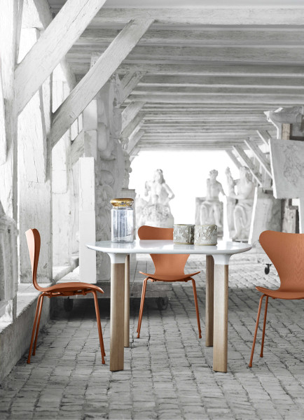 Fritz Hansen Vlinderstoel Series 7 stoel Monochrome gekleurd essen