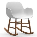 Normann Copenhagen Form Rocking Armchair schommelstoel met walnoten onderstel
