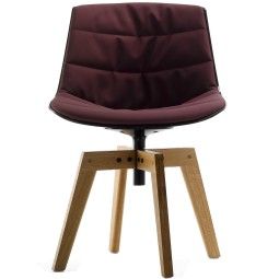 MDF Italia Flow Chair gestoffeerde stoel met eiken onderstel