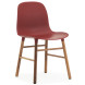 Normann Copenhagen Form Chair stoel met walnoten onderstel, rood