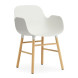 Normann Copenhagen Form Armchair stoel met eiken onderstel wit
